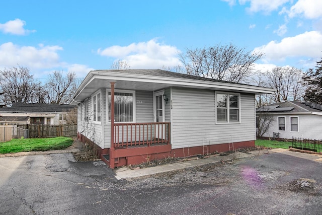 manufactured / mobile home with fence