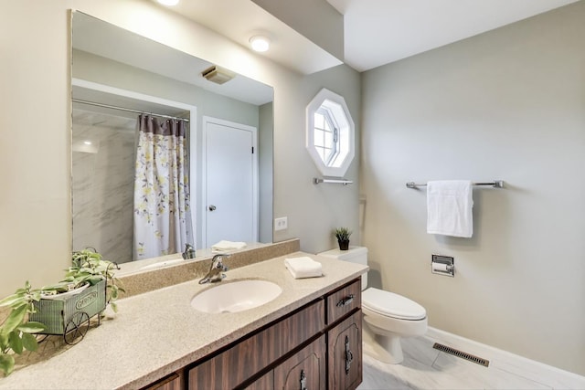 full bath featuring toilet, vanity, curtained shower, and baseboards