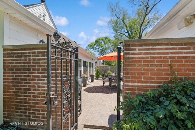 843 Chilton Ln, Wilmette, IL 60091 - gate featuring a patio