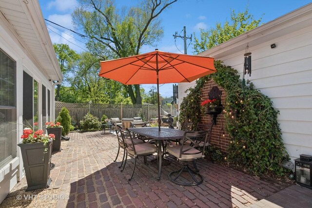 843 Chilton Ln, Wilmette, IL 60091 - gate featuring a patio