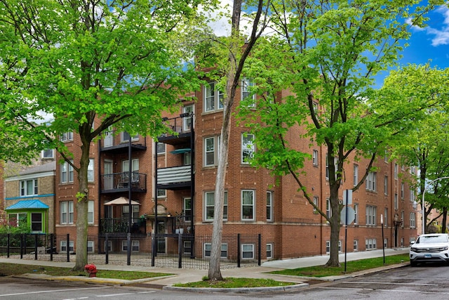 view of apartment building / complex