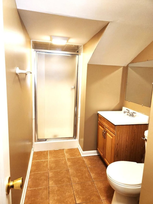 full bathroom featuring baseboards, toilet, vanity, and a stall shower