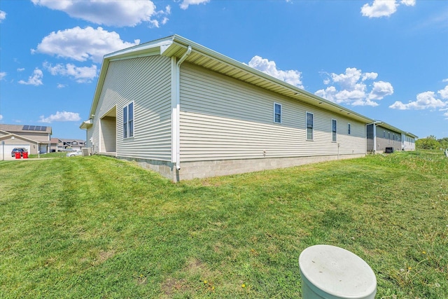 view of side of property featuring a lawn