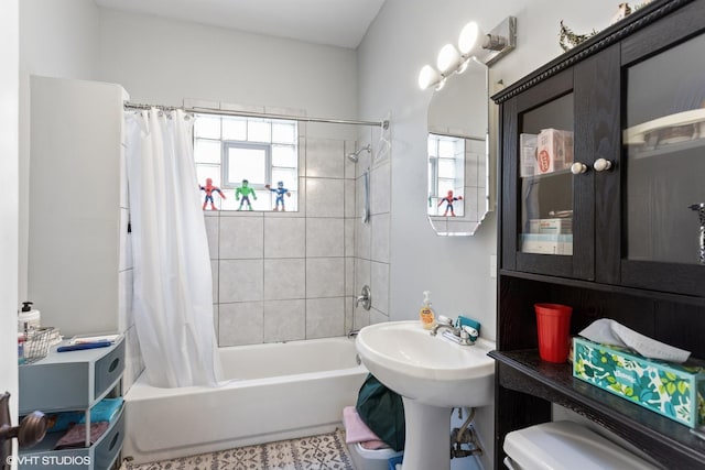 2416 N Avers Ave, Chicago, IL 60647 - bathroom featuring shower / tub combo with curtain and toilet