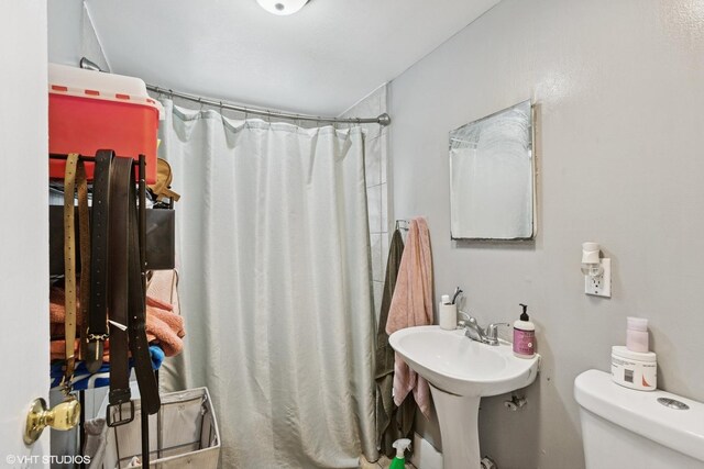 2416 N Avers Ave, Chicago, IL 60647 - bathroom with toilet, curtained shower, and a sink