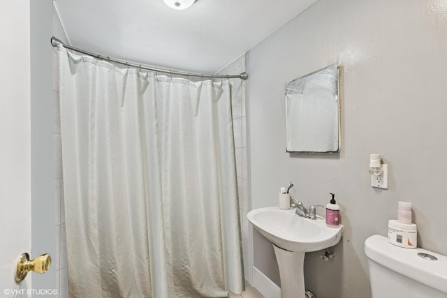 2416 N Avers Ave, Chicago, IL 60647 - bathroom featuring toilet, curtained shower, and a sink