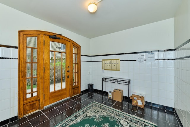 5060 N Claremont Ave Unit 2W, Chicago, IL 60625 - entrance foyer featuring tile walls and dark tile patterned flooring