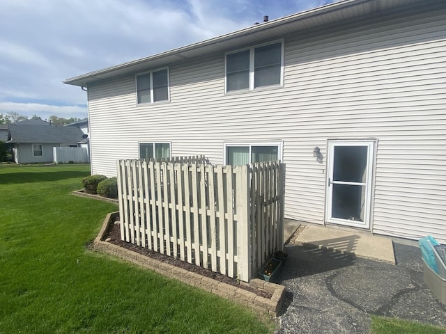 back of house featuring a lawn