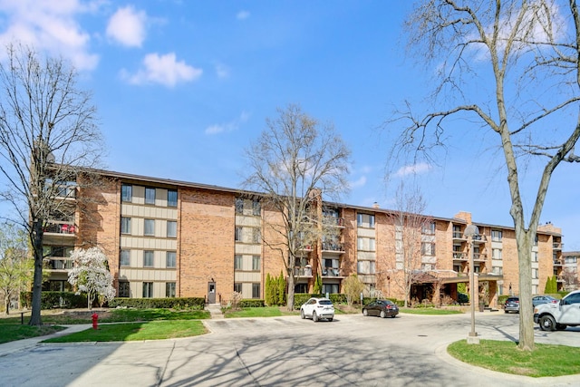 view of apartment building / complex