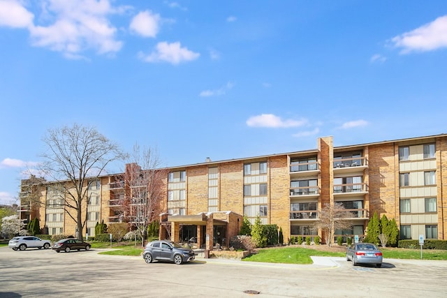 view of apartment building / complex