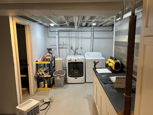210 E Edgelawn Dr, Plano, IL 60545 - laundry room with washer and clothes dryer