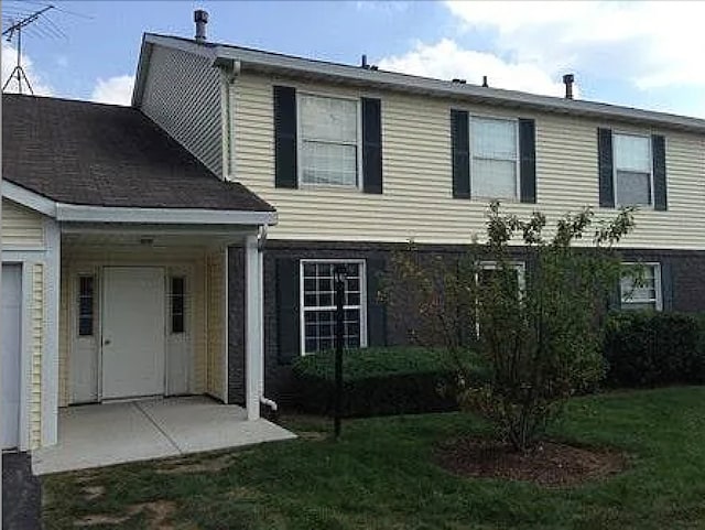 view of front of home with a front lawn