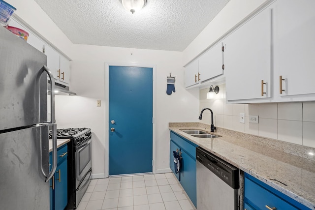 9935 El Cameno Real Dr Unit 3D, Orland Park, IL 60462 - kitchen featuring appliances with stainless steel finishes, a sink, blue cabinetry, a textured ceiling, and decorative backsplash