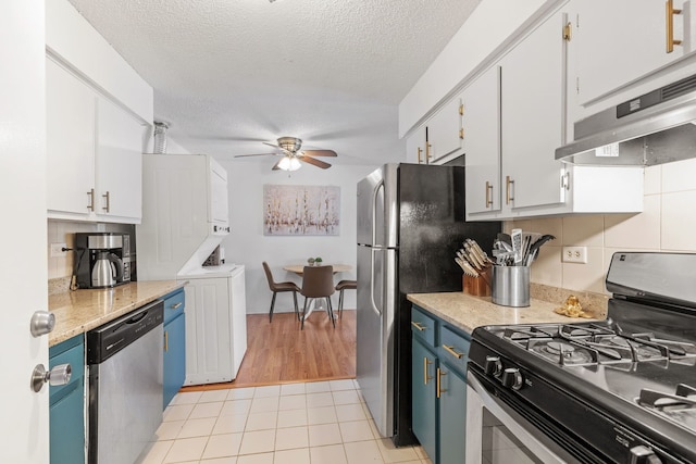 9935 El Cameno Real Dr Unit 3D, Orland Park, IL 60462 - kitchen featuring stainless steel appliances, a textured ceiling, under cabinet range hood, blue cabinetry, and a ceiling fan