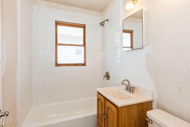 563 Lynn Ct Unit A, Glendale Heights, IL 60139 - full bath featuring toilet, washtub / shower combination, and vanity