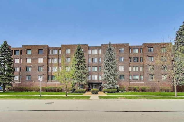 view of apartment building / complex
