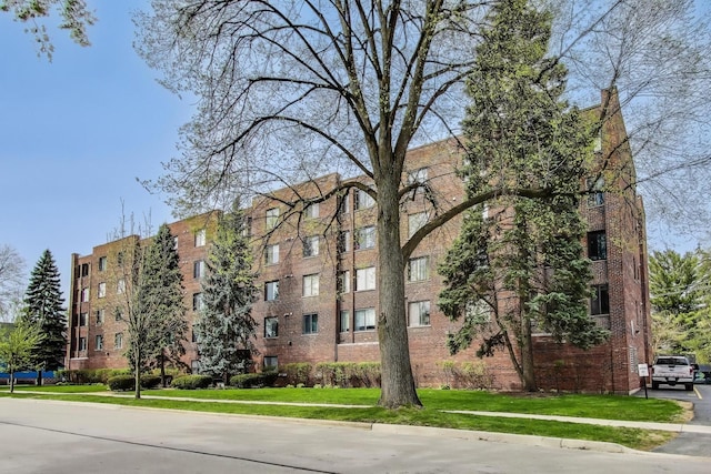 view of apartment building / complex