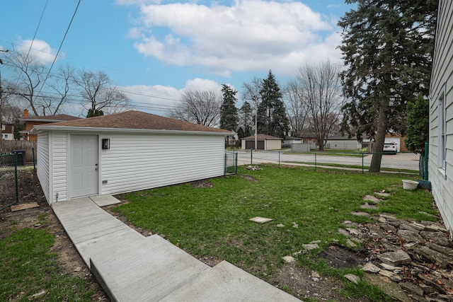 view of yard featuring an outbuilding