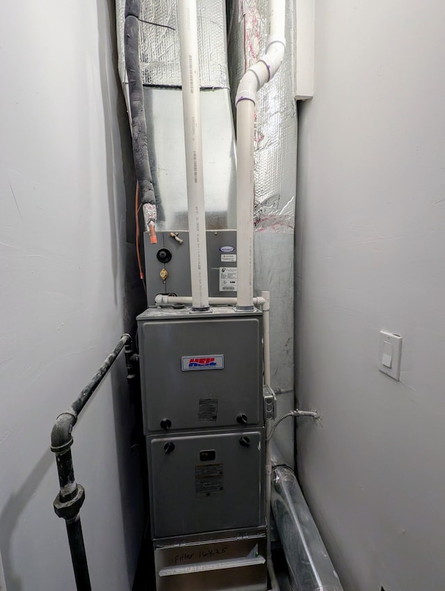 7411 S Champlain Ave, Chicago, IL 60619 - utilities featuring heating unit
