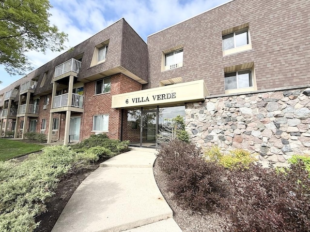 6 Villa Verde Dr Unit 102, Buffalo Grove, IL 60089 - view of apartment building / complex