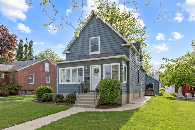 view of front facade with a front yard