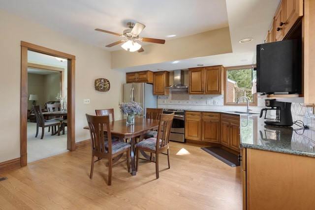 dining room featuring light wood-type flooring, ceiling fan, baseboards, and recessed lighting