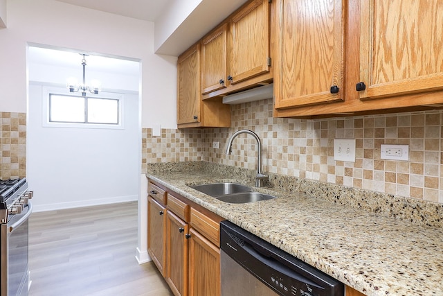 2212 Country Club Dr Unit 2, Woodridge, IL 60517 - kitchen featuring appliances with stainless steel finishes, a sink, light wood-style floors, a chandelier, and backsplash
