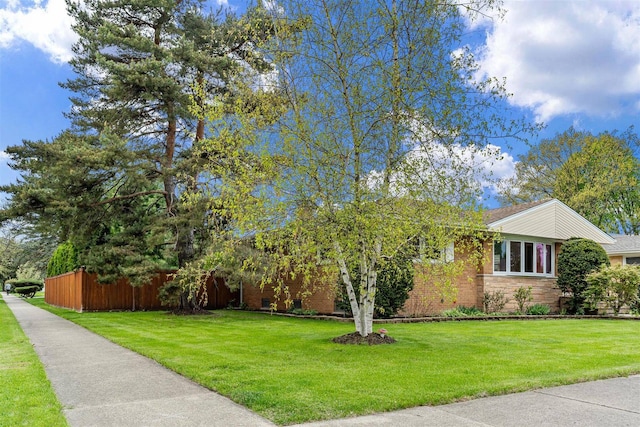 view of front facade featuring a front yard