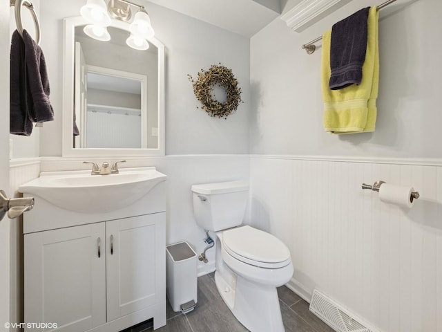 720 Ruskin Dr, Elk Grove Village, IL 60007 - bathroom with a wainscoted wall, toilet, vanity, a chandelier, and wood finished floors