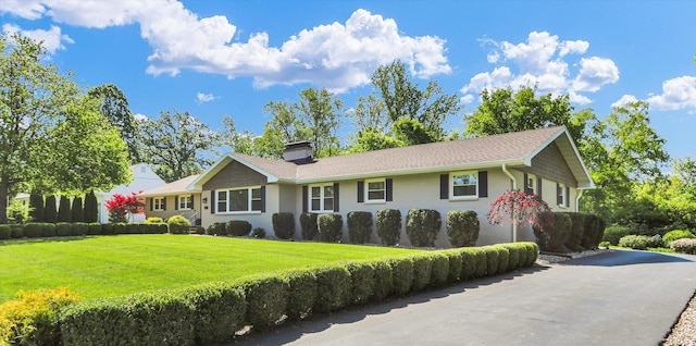 811 Hamilton Dr, Champaign, IL 61820 - view of front of property with a front yard and a chimney