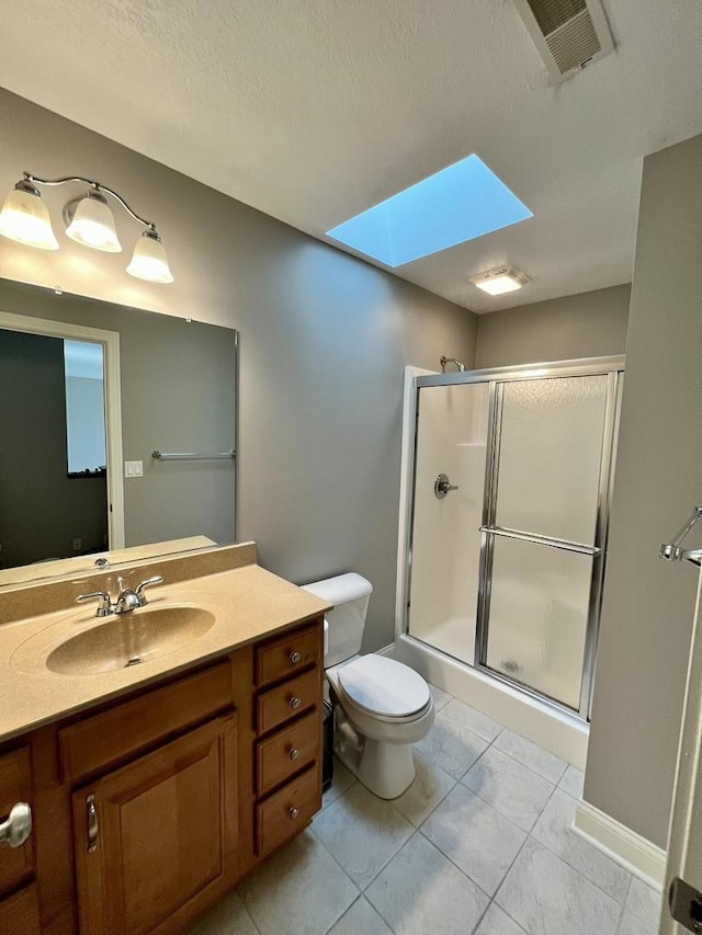 1143 N Westshore Blvd, Manteno, IL 60950 - full bath with a skylight, a shower with door, toilet, vanity, and a textured ceiling