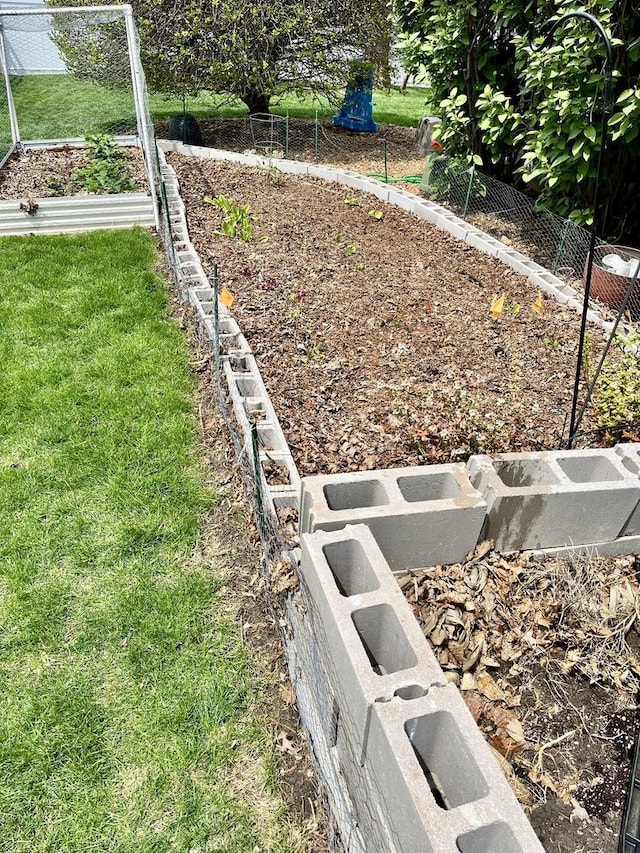 1143 N Westshore Blvd, Manteno, IL 60950 - exterior view of a garden and fence