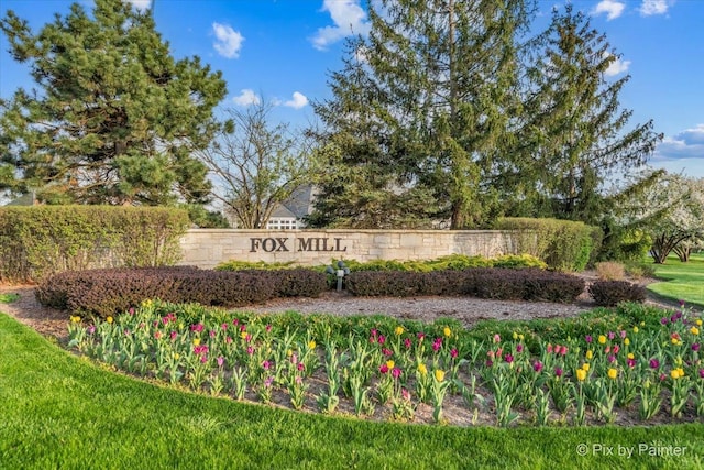 community sign with a lawn