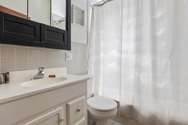 3809 N Kenmore Ave, Chicago, IL 60613 - full bathroom featuring backsplash, toilet, vanity, and shower / tub combo