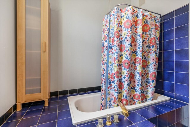 3809 N Kenmore Ave, Chicago, IL 60613 - full bath with tile patterned flooring