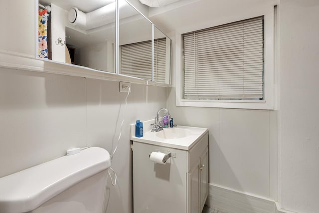 3809 N Kenmore Ave, Chicago, IL 60613 - full bathroom featuring vanity and toilet