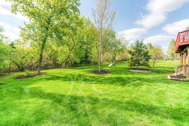 view of green lawn