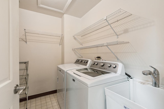 laundry area featuring washer and clothes dryer and baseboards