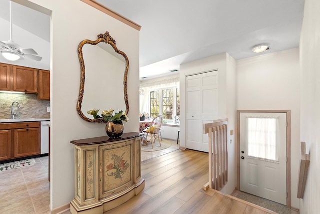 entryway with light wood-type flooring and a ceiling fan