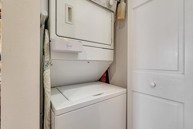 2540 N Sacramento Ave Unit 1, Chicago, IL 60647 - washroom featuring estacked washer and dryer