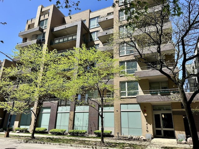 view of apartment building / complex