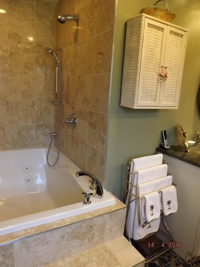 bathroom with tiled shower / bath