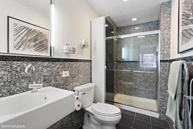 1747 N Fern Ct, Chicago, IL 60614 - bathroom featuring toilet, a stall shower, tile patterned flooring, recessed lighting, and tile walls