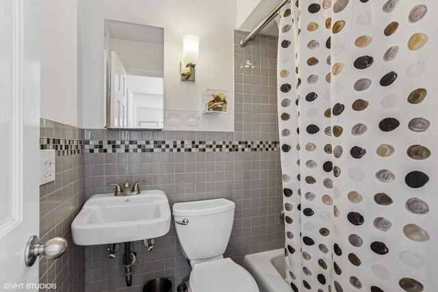 1747 N Fern Ct, Chicago, IL 60614 - bathroom with tile walls, a sink, toilet, shower / tub combo, and wainscoting