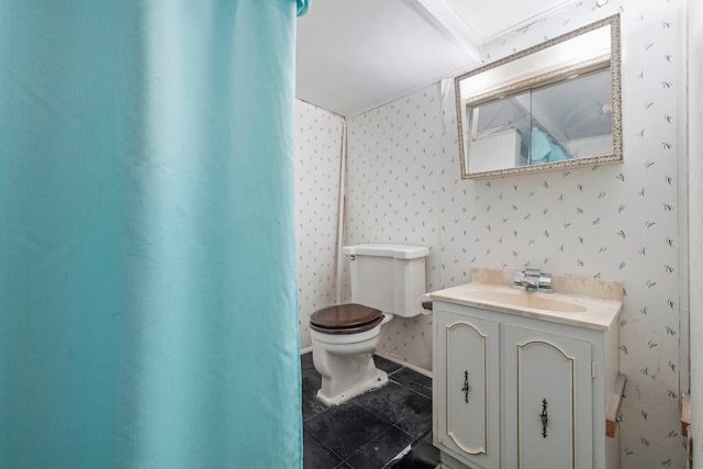 428 Julia St, Lemont, IL 60439 - full bath featuring toilet, wallpapered walls, tile patterned floors, vanity, and curtained shower