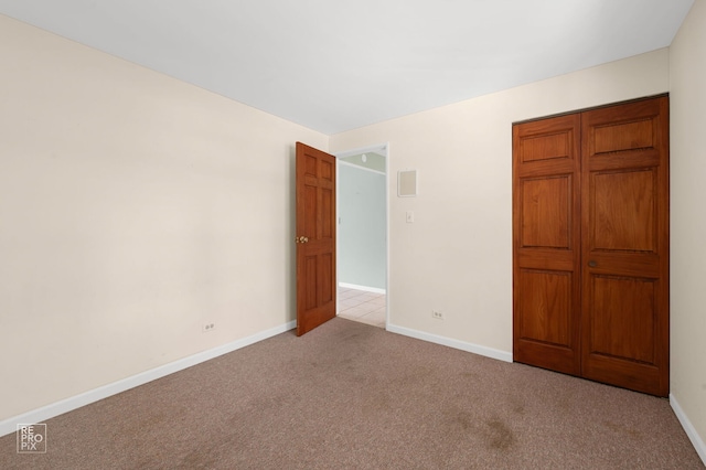 902 E Plate Dr, Palatine, IL 60074 - unfurnished bedroom with light carpet and baseboards