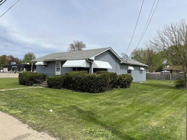 1112 1st Ave, Ottawa, IL 61350 - view of side of home with a shingled roof