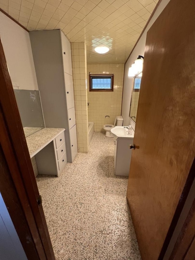 1112 1st Ave, Ottawa, IL 61350 - bathroom featuring toilet, vanity, and bathing tub / shower combination