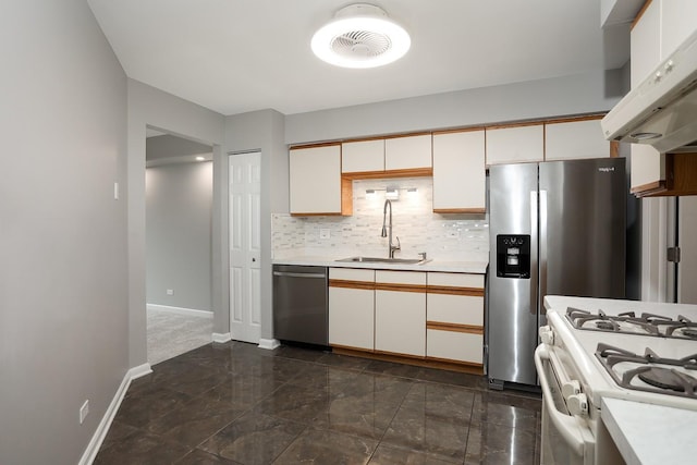 1224 Clearview Ct, Buffalo Grove, IL 60089 - kitchen featuring stainless steel appliances, a sink, under cabinet range hood, and light countertops