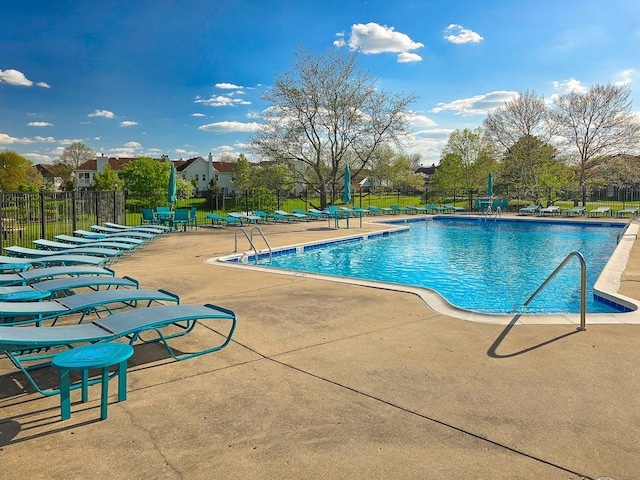 1224 Clearview Ct, Buffalo Grove, IL 60089 - community pool with a patio area and fence